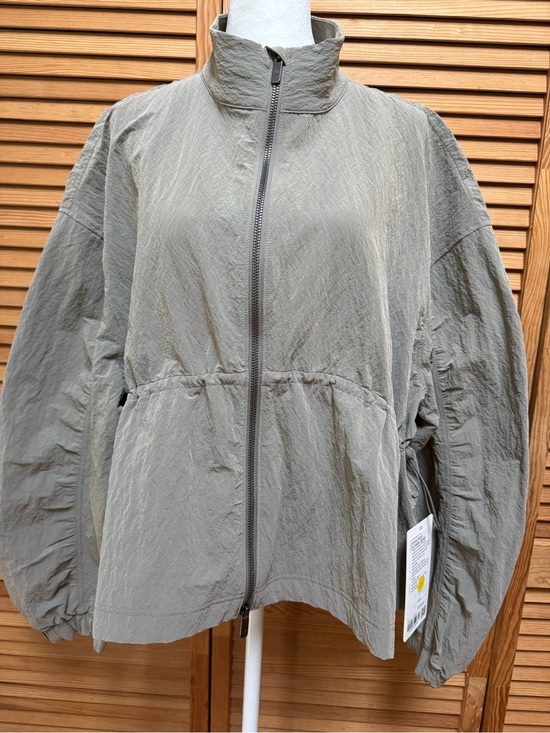 lululemon athletica Jackets & Blazers - NWT Lululemon Crinkle Nylon Cinchable Jacket Warm Ash Grey Size L